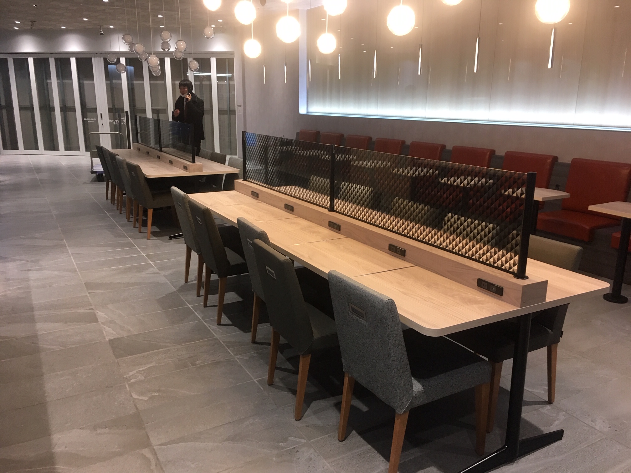 おしゃれパーテーションで演出。カフェ風イートインコーナー。 特注什器ドットコム｜店舗什器やオフィス什器の「特注什器」の製作専門サイト