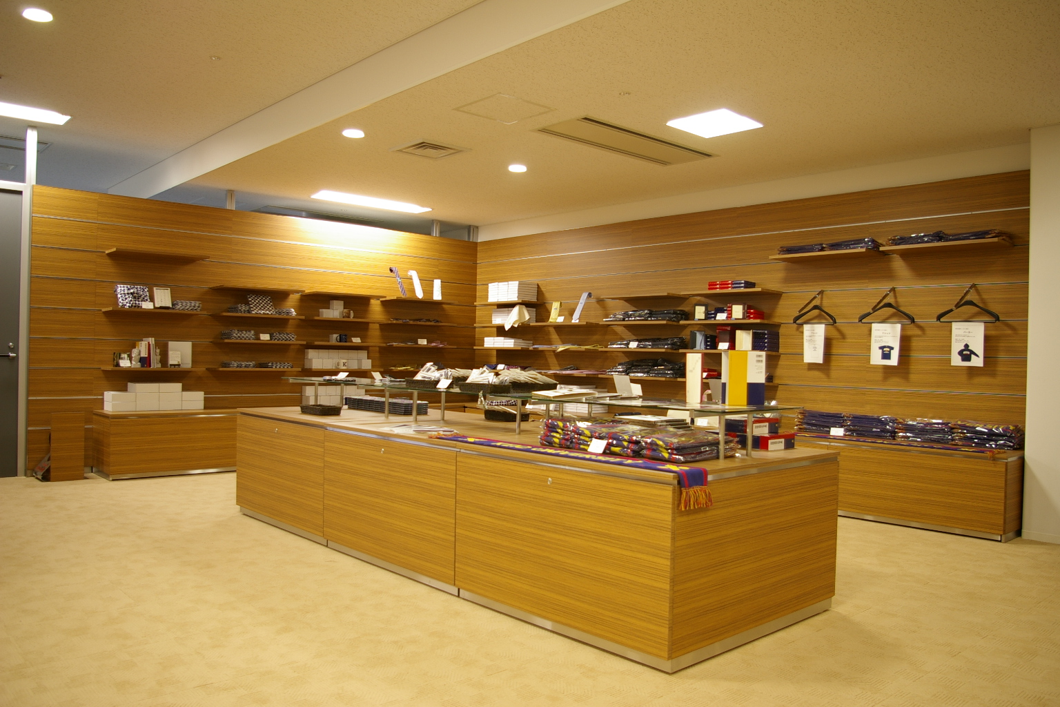 ディスプレイ中島什器・壁面什器（雑貨） | 特注什器ドットコム｜店舗