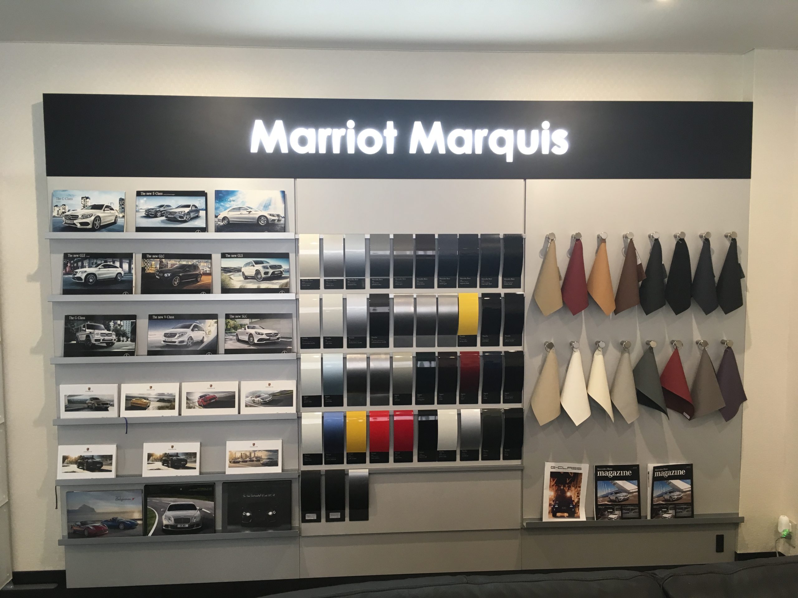 壁面展示什器(自動車ショールーム) | 特注什器ドットコム｜店舗什器や