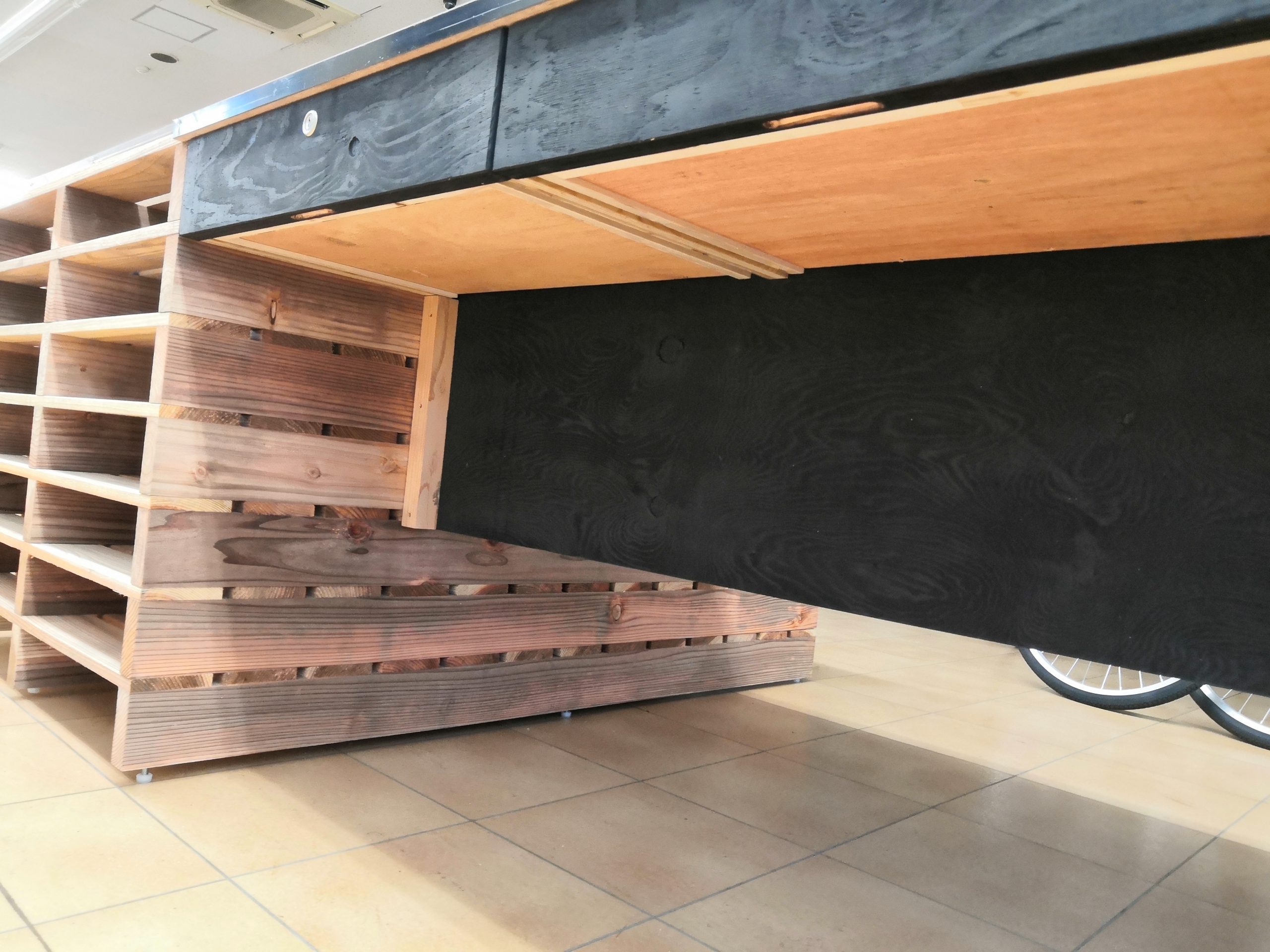 今までにない パレットを組み込んだ 新しい特注カウンター 特注什器ドットコム 店舗什器やオフィス什器の 特注什器 の製作専門サイト 今までにない パレットを組み込んだ 新しい特注カウンター 特注什器ドットコム 店舗什器やオフィス什器の 特注什器 の製作専門サイト