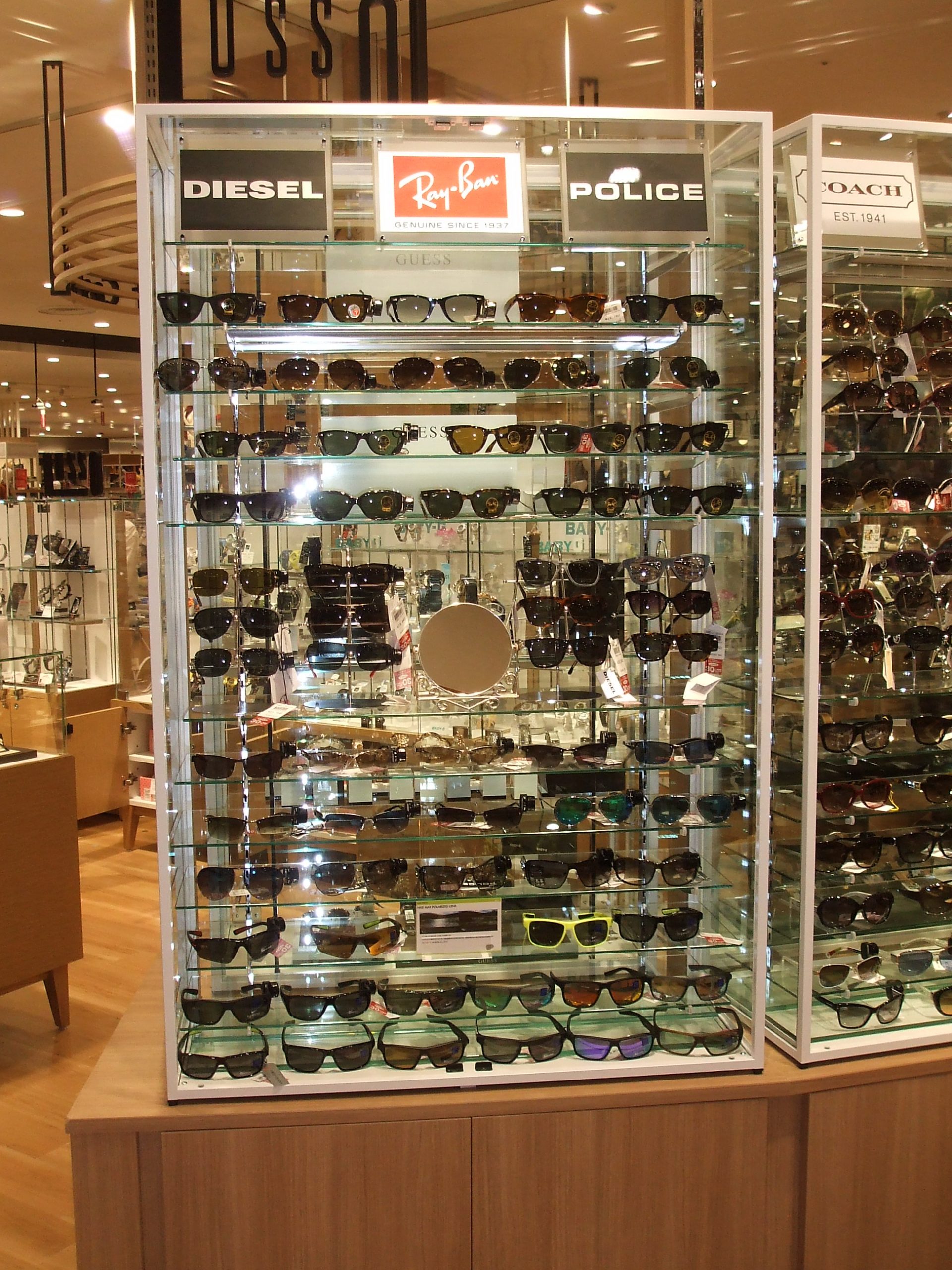 シンプルに見えて実はすごい！スチールフレーム＆ガラスショーケース