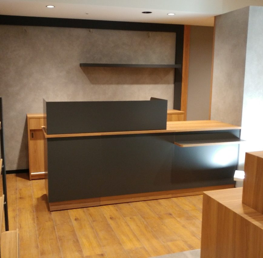 木製レジカウンター什器の仕上げ方法をご紹介します 特注什器ドットコム 店舗什器やオフィス什器の 特注什器 の製作専門サイト 木製レジカウンター什器の仕上げ方法をご紹介します 特注什器ドットコム 店舗什器やオフィス什器の 特注什器 の製作専門サイト