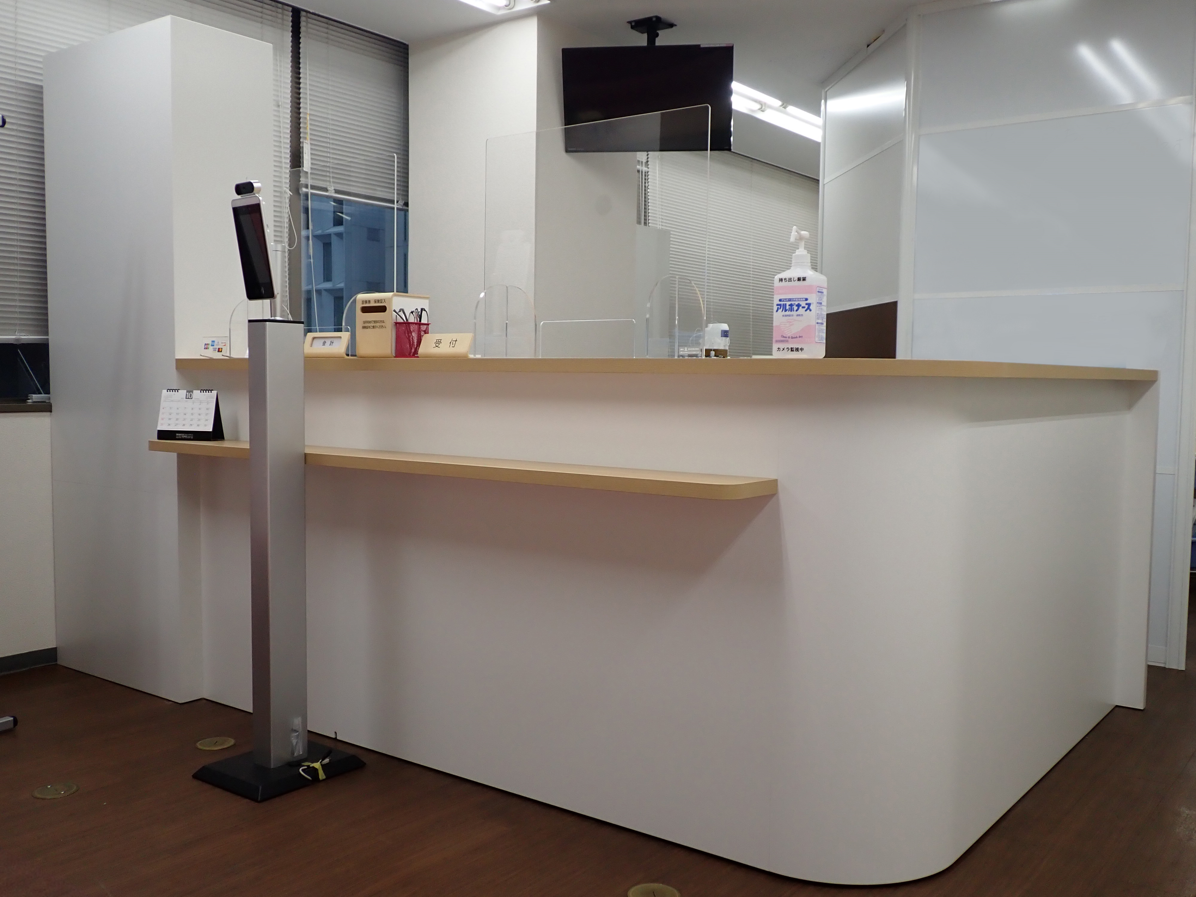 製作事例に 受付カウンターの施工例を追加しました 特注什器ドットコム 店舗什器やオフィス什器の 特注什器 の製作専門サイト 製作事例に 受付カウンターの施工例を追加しました 特注什器ドットコム 店舗什器やオフィス什器の 特注什器 の製作専門サイト